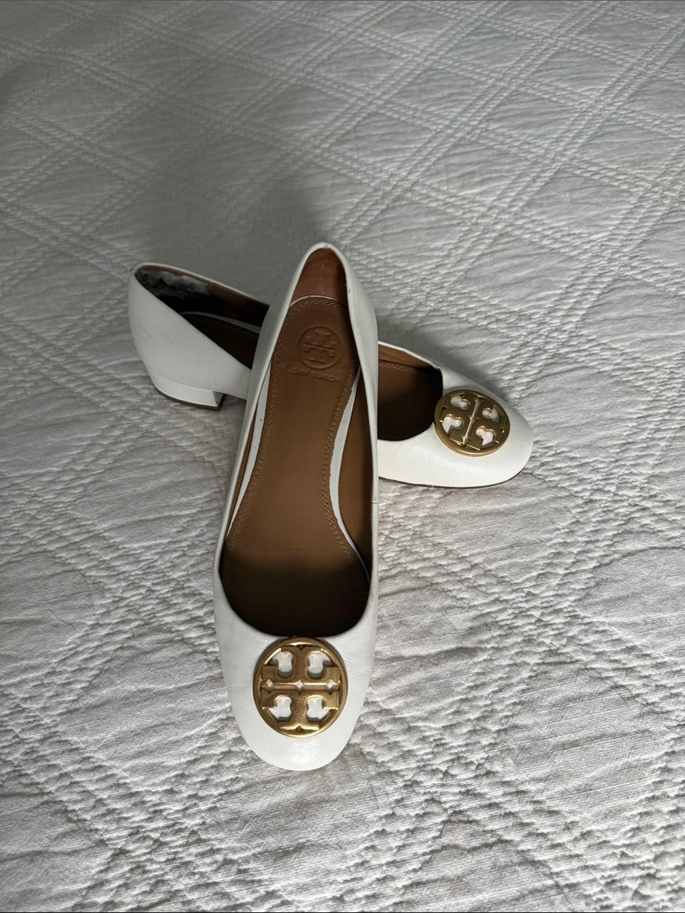 TORY BURCH WHITE GOLD LOGO CHELSEA HEELED BALLET FLATS 7US